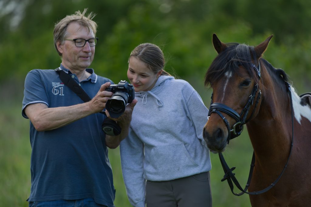 Heste og ryttere af Henrik Hansen
